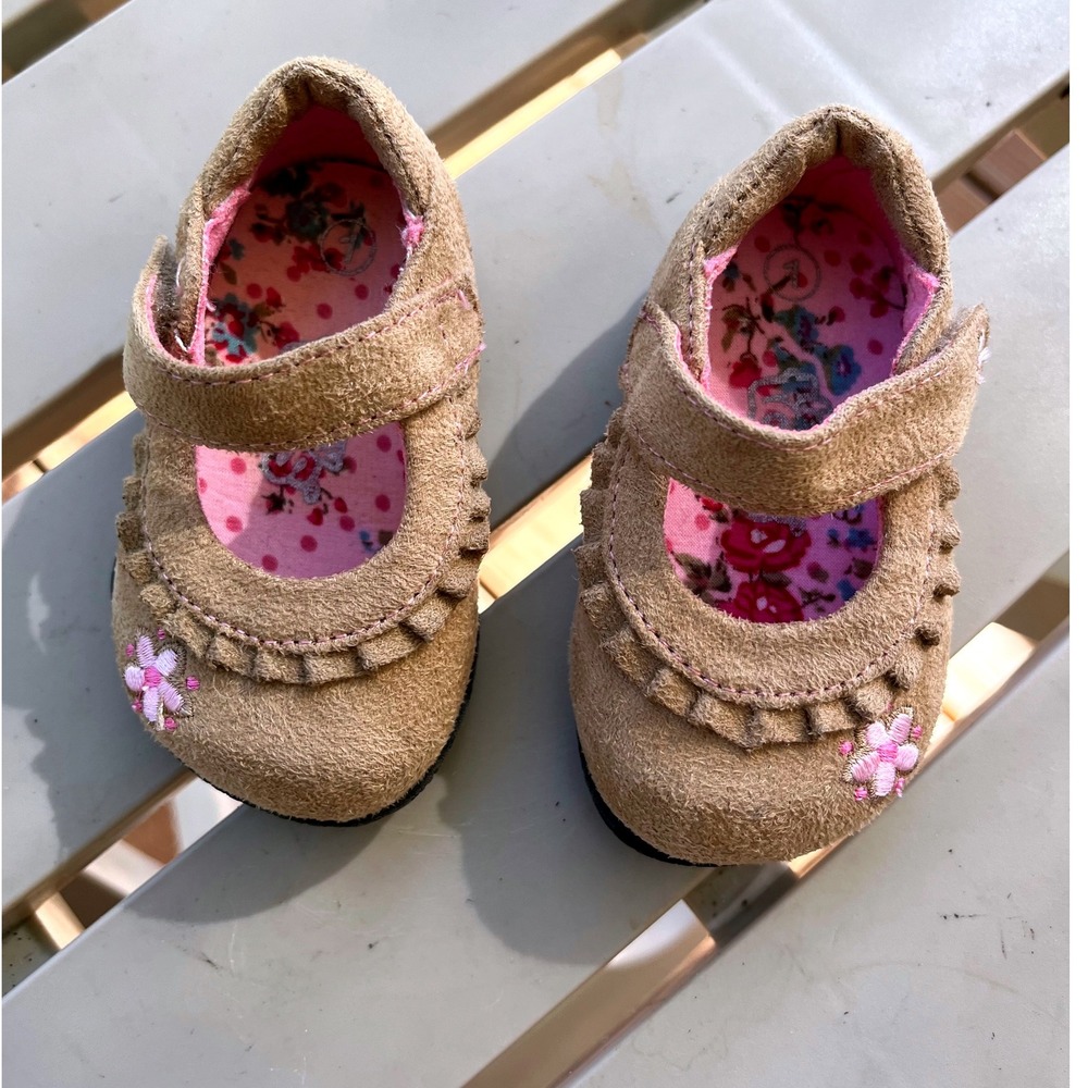 🌻Baby Mary Jane Shoes in Tan with Pink Flower Accents